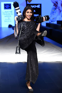 WOW Shriya Saran looks Amazing in Black Top and Tropusers with Camera in Hand at Lakme Fashion Week 2017 2